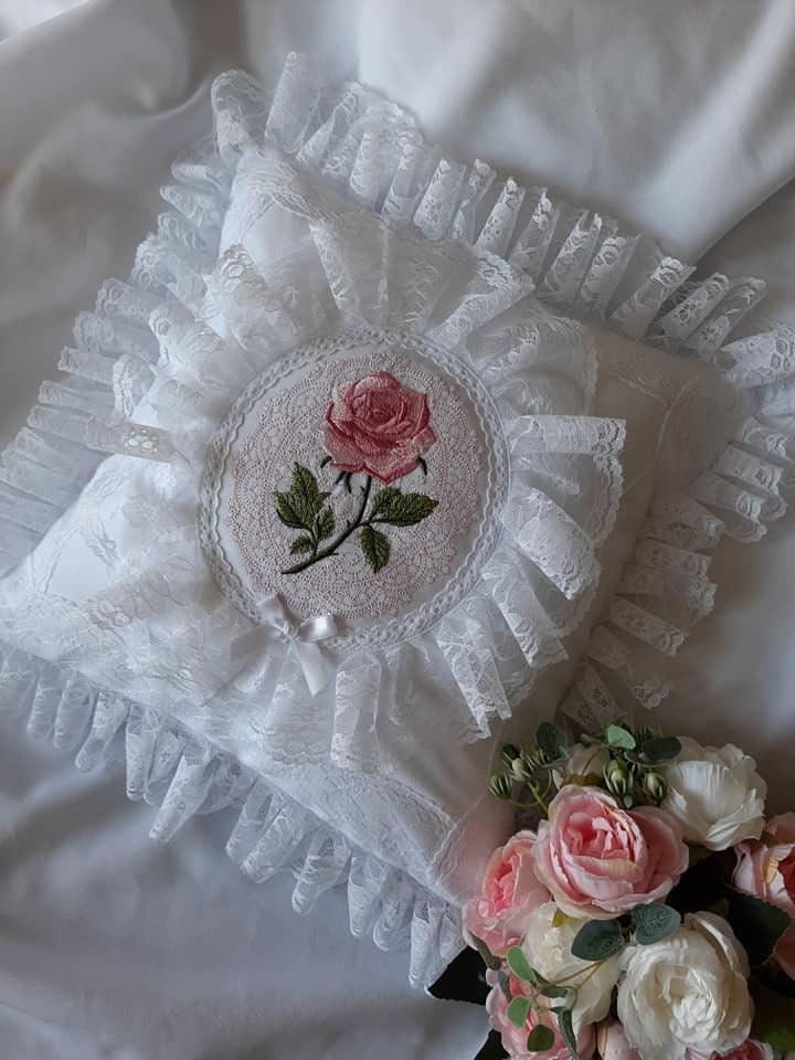 Coussin Décoratif Broderie Rose et Dentelle Blanche