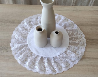 Tapete redondo de lino blanco con encaje floral ancho