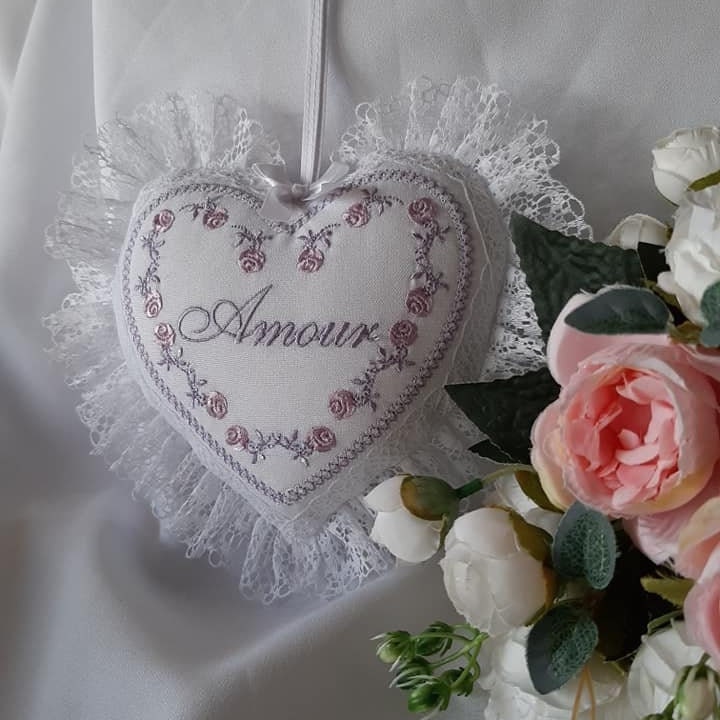 Grand Coeur à Suspendre Brodé Amour Tons Mauves