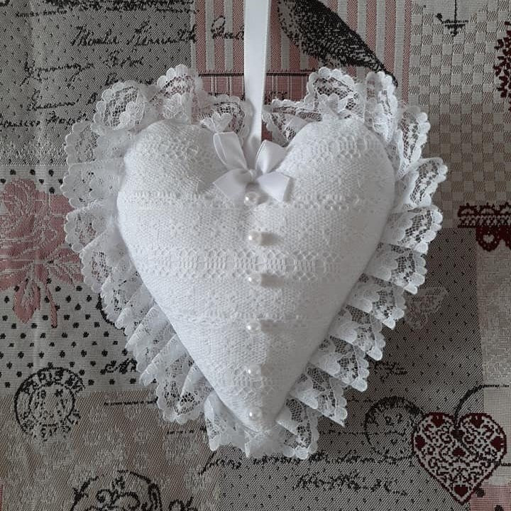 Coeur à Suspendre Blanc Habillé de Dentelles Blanches et Perles Nacrées