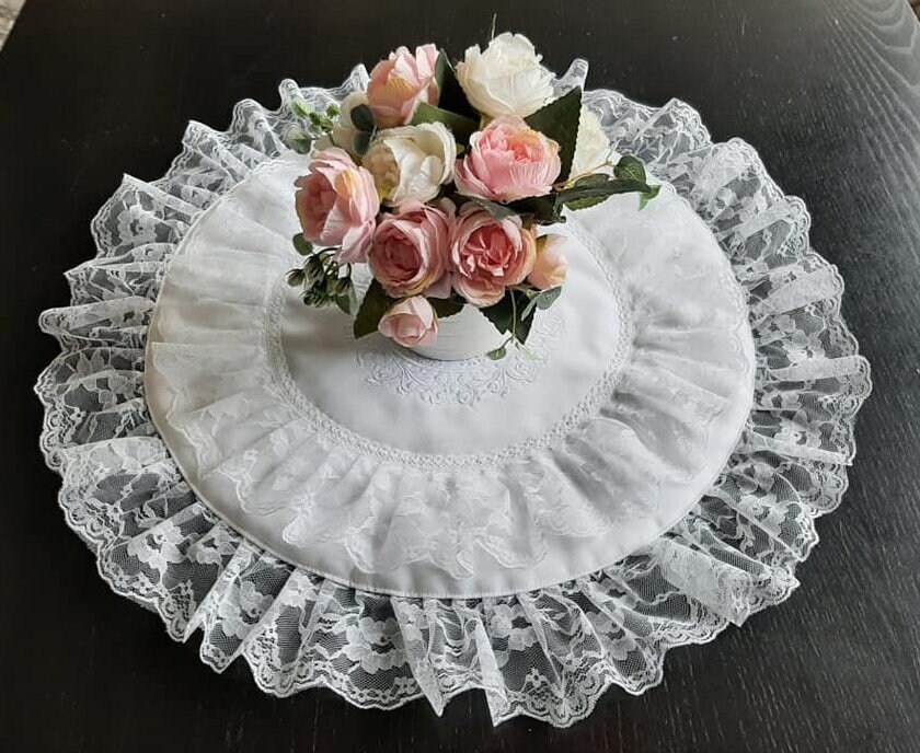 Grand Napperon Rond Broderie Blanche Florale et Dentelles