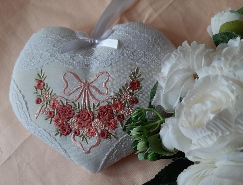 Coeur à Suspendre Blanc et Brodé de Fleurs Rouille Saumon