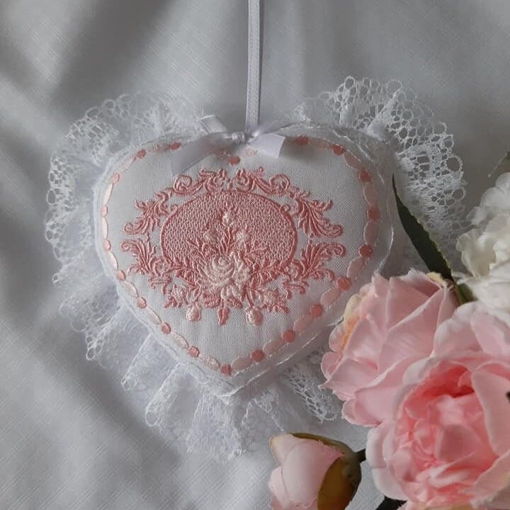 Coeur à Suspendre Brodé Très Raffiné Tons Rose Saumon