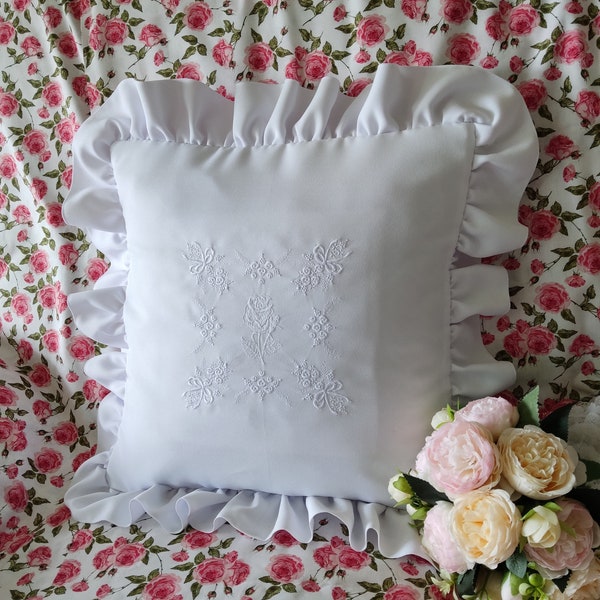 Housse de coussin broderie blanche florale