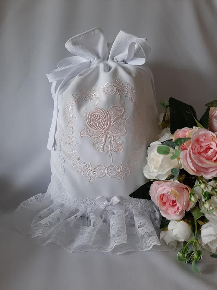 Pochon Brodé Fleurs Raffinées et Dentelles