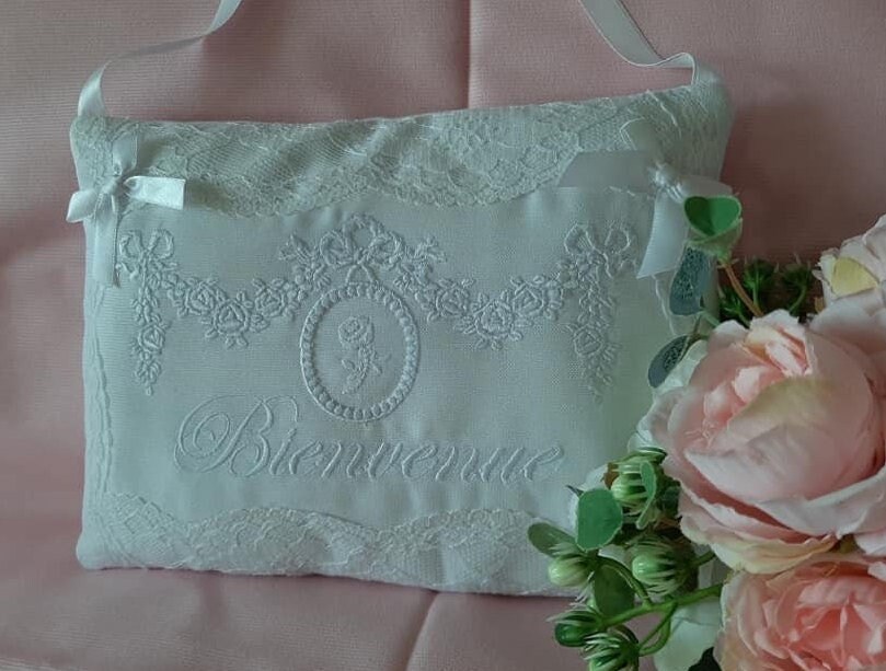 Pancarte de Bienvenue Brodée | Broderie Blanche Trumeaux et Dentelle Blanche