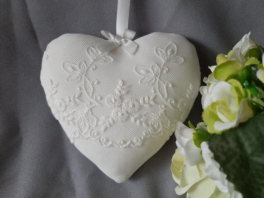 Coeur à Suspendre Blanc Cassé Tulle Brodé