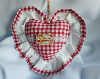 Hängendes Herz im Retro-Stil mit rotem Gingham-Karomuster