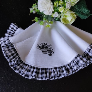 Round gingham hand towel