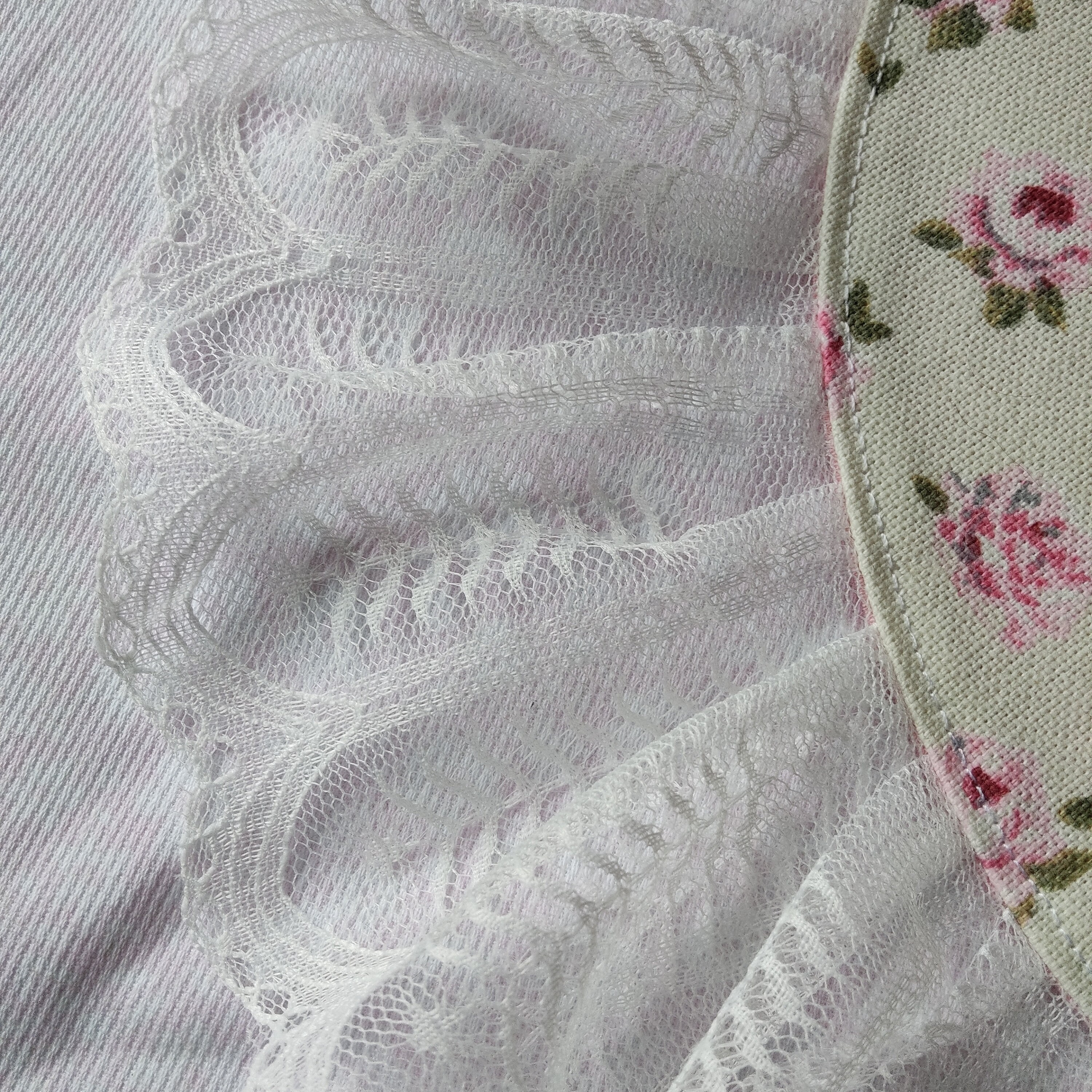 Napperon Shabby Chic Enfant - Tissu Blanc Avec Bouquets De Roses - Déco Chambre