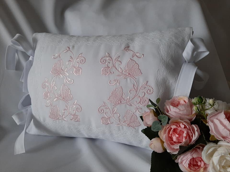 Coussin Rectangulaire et Sa Housse Brodée Papillons