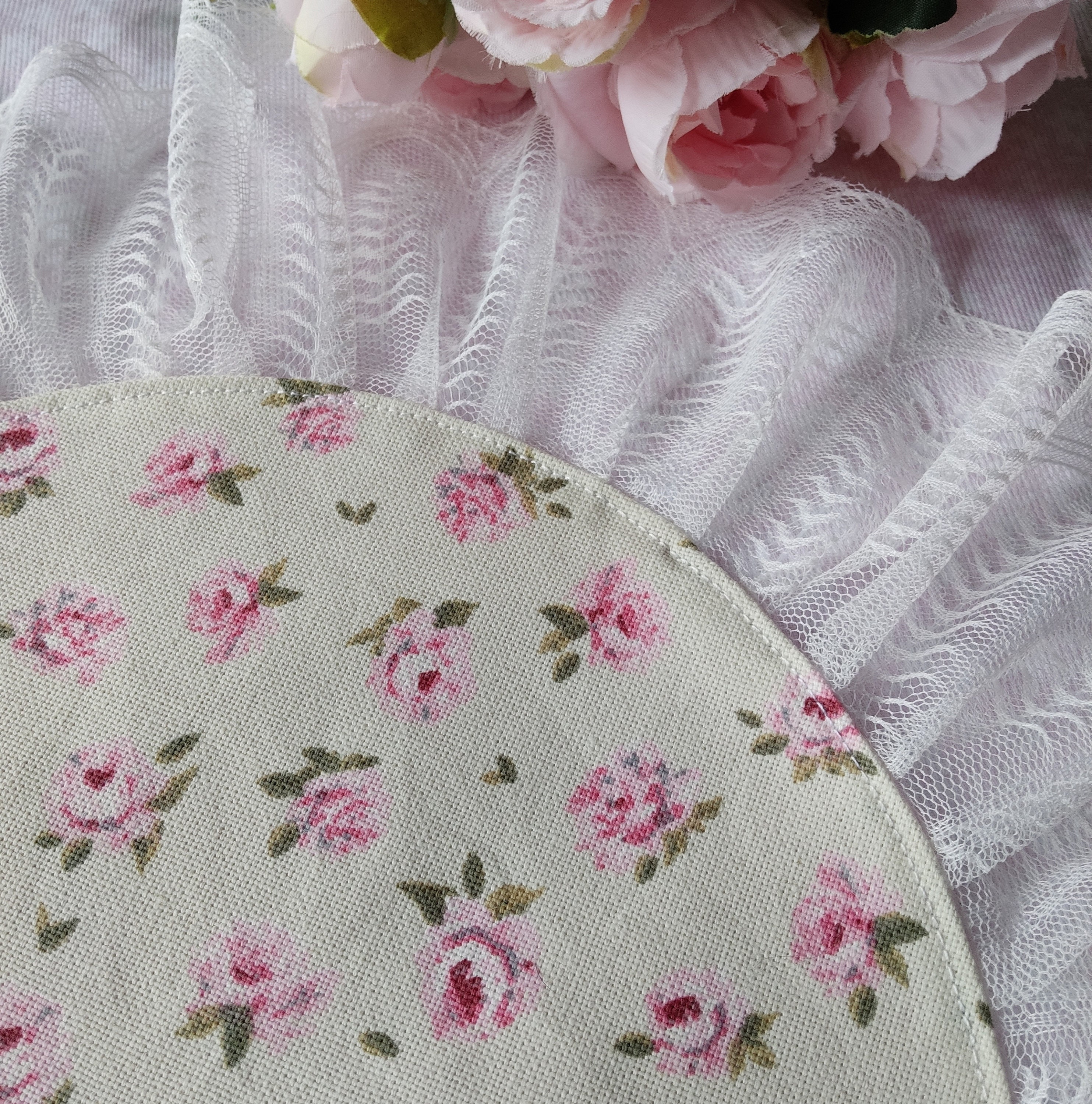 SUPERBE NAPPERON SHABBY CHIC AVEC UN TISSU FLORAL