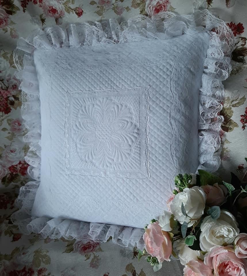 Housse de Coussin Boutis et Dentelles Blanches