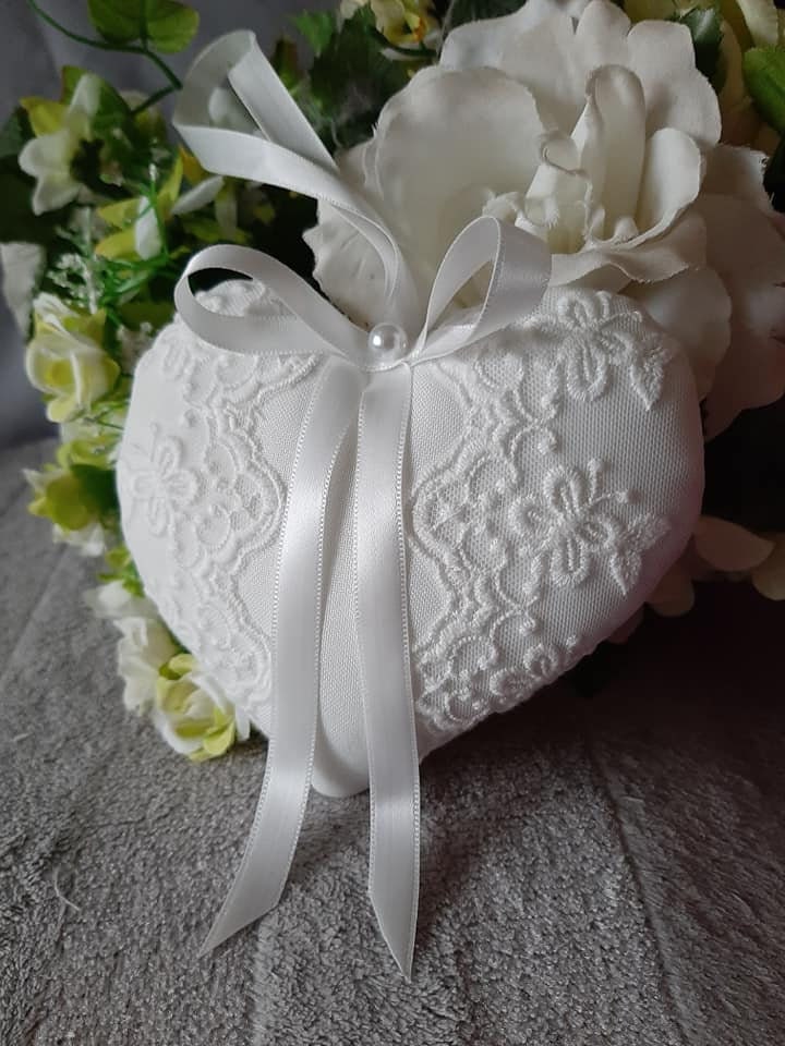 Coeur à Suspendre Blanc Cassé Tulle Brodé