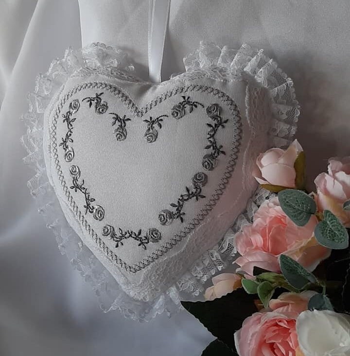 Grand Coeur à Suspendre Brodé Roses Deux Tons de Gris