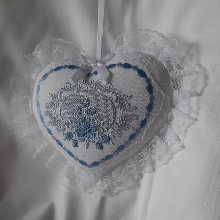 Coeur à Suspendre Brodé Motif Floral Très Raffiné Bleu