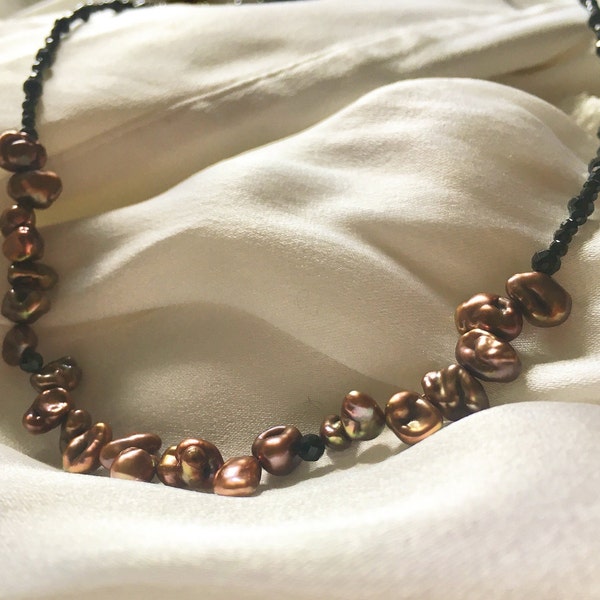 Collier perles baroque keshi couleur chocolat et spinelle noire, finition argent 925, freshwater pearls gold, bijou perles bronze doré