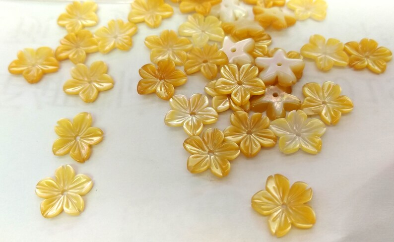 Center Drilled Lot 20pcs Pearl shell jewelry Grey black-Yellow-pink Mother of Pearl Shell jewelry Carved Flowers petal beads 8-12mm-