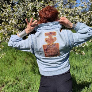 Veste vintage customisée, veste embellie avec broderie ancienne, veste denim upcyclée, blouson jean délavé recyclé, style bohème festival