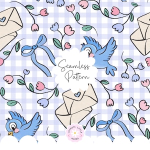 Puede incluir: Patrón sin costuras con pájaros azules, flores rosas y azules, sobres con corazones y lazos azules sobre un fondo de cuadros vichy lila claro. El texto "Seamless Pattern" está en el centro. Estética caprichosa y vintage.