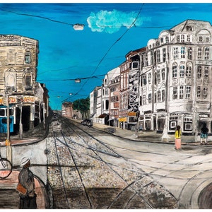 Könnte beinhalten: Ein Aquarellbild, das eine Straßenszene in einer Stadt zeigt. Die Straße ist von Gebäuden gesäumt, von denen einige Ladenfronten haben. In der Mitte der Straße verlaufen Straßenbahnschienen. Der Himmel ist blau mit ein paar weißen Wolken. Das Bild ist in einem lockeren, expressiven Stil gemalt.