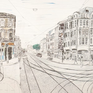 Könnte beinhalten: Eine Schwarzweißzeichnung einer Straßenszene mit Gebäuden auf beiden Seiten der Straße. Die Straße ist mit Kopfsteinpflaster belegt und in der Mitte der Straße verlaufen Straßenbahnschienen. Auf dem Bürgersteig gehen Menschen und am Straßenrand steht ein Fahrrad.