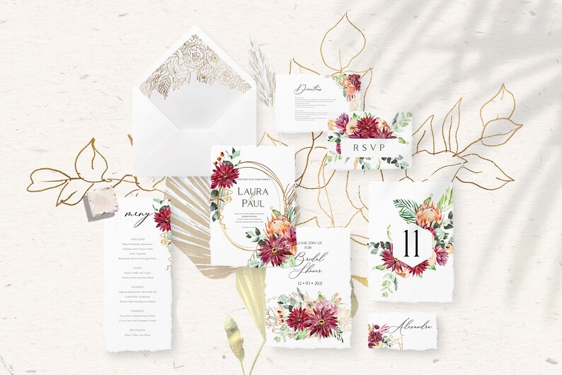 Pu&ograve; includere: Suite di inviti di nozze a tema floreale. L'invito presenta un cerchio dorato con i nomi Laura e Paul, circondato da fiori bordeaux e pesca. La carta RSVP presenta un fiore bordeaux con la parola RSVP. La carta del numero del tavolo presenta un fiore bordeaux con il numero 11.