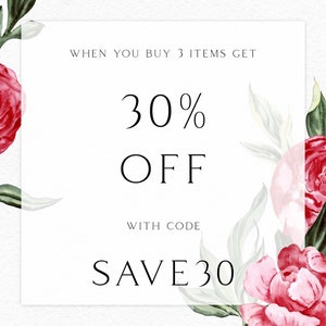 Pu&ograve; includere: Un biglietto bianco con fiori rosa e rossi sui lati. Il biglietto dice "WHEN YOU BUY 3 ITEMS GET 30% OFF WITH CODE SAVE30"