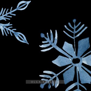 Puede incluir: Dos copos de nieve azules de acuarela sobre un fondo negro. Los copos de nieve son estilizados y tienen un aspecto delicado pintado a mano. El texto "OLGA.KOELSCH" est&aacute; en la parte inferior de la imagen.