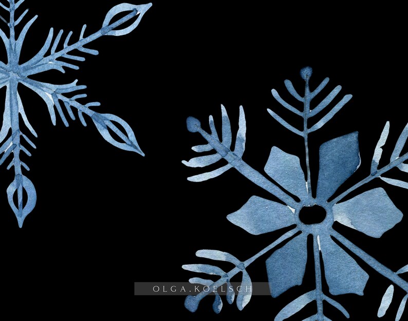 Puede incluir: Dos copos de nieve azules de acuarela sobre un fondo negro. Los copos de nieve son estilizados y tienen un aspecto delicado pintado a mano. El texto "OLGA.KOELSCH" est&aacute; en la parte inferior de la imagen.