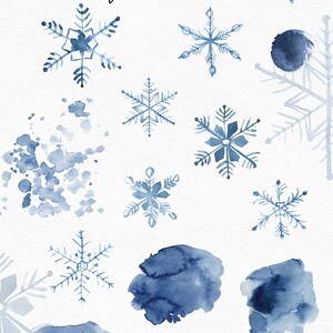 Puede incluir: Una colecci&oacute;n de copos de nieve y texturas azules en acuarela. Los copos de nieve son de varios tama&ntilde;os y formas. Las texturas son abstractas y se asemejan a salpicaduras de pintura.