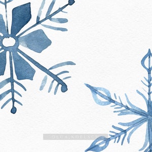 Puede incluir: Dos copos de nieve azules de acuarela sobre un fondo blanco. Los copos de nieve son detallados e intrincados, con l&iacute;neas y formas delicadas.