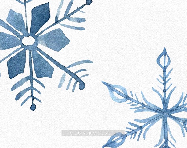 Puede incluir: Dos copos de nieve azules de acuarela sobre un fondo blanco. Los copos de nieve son detallados e intrincados, con l&iacute;neas y formas delicadas.