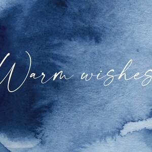 Puede incluir: Un fondo de acuarela azul con el texto "Warm wishes" en blanco.