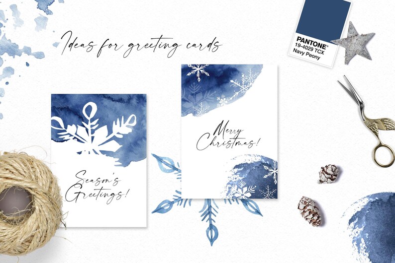 Puede incluir: Dos dise&ntilde;os de tarjetas de felicitaci&oacute;n de acuarela con copos de nieve y lavados de acuarela azules. La primera tarjeta dice "Season's Greetings!" y la segunda tarjeta dice "Merry Christmas!"