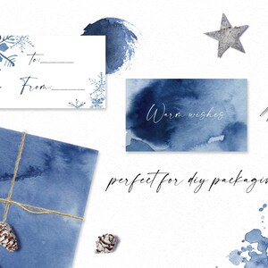 Puede incluir: Etiquetas de regalo de acuarela azul con copos de nieve y el texto "Para:" y "De:". Un sobre de acuarela azul con cordel y una pi&ntilde;a. Un fondo de acuarela azul con el texto "Saludos cordiales" y "perfecto para el embalaje de bricolaje".