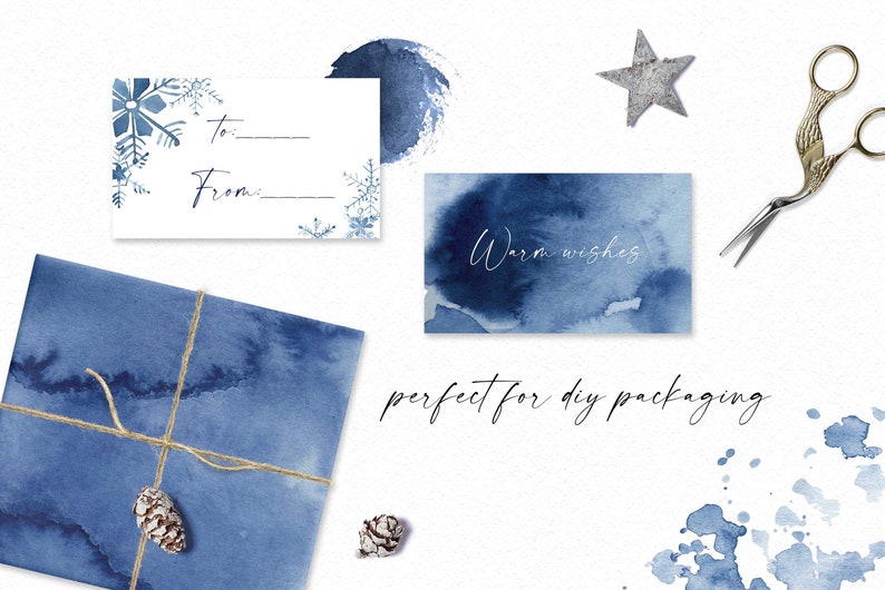 Puede incluir: Etiquetas de regalo de acuarela azul con copos de nieve y el texto "Para:" y "De:". Un sobre de acuarela azul con cordel y una pi&ntilde;a. Un fondo de acuarela azul con el texto "Saludos cordiales" y "perfecto para el embalaje de bricolaje".