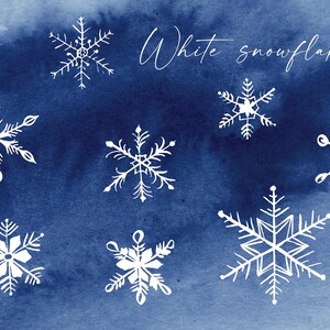 Puede incluir: Copos de nieve blancos sobre un fondo de acuarela azul. El texto "White snowflakes" est&aacute; escrito en cursiva blanca.