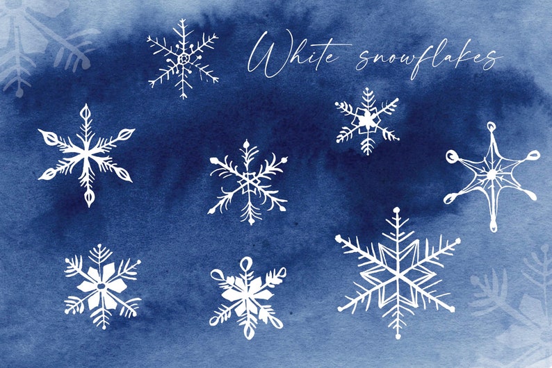 Puede incluir: Copos de nieve blancos sobre un fondo de acuarela azul. El texto "White snowflakes" est&aacute; escrito en cursiva blanca.