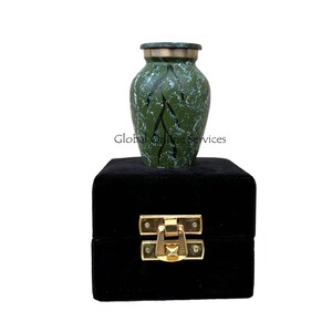 Urna de cremación de recuerdo para cenizas, clásica, pequeña, de latón, en color verde. imagen 4