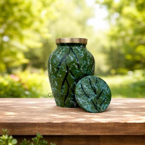 Klassieke kleine groen van kleur messing gemaakte aandenken crematie-urn voor as.