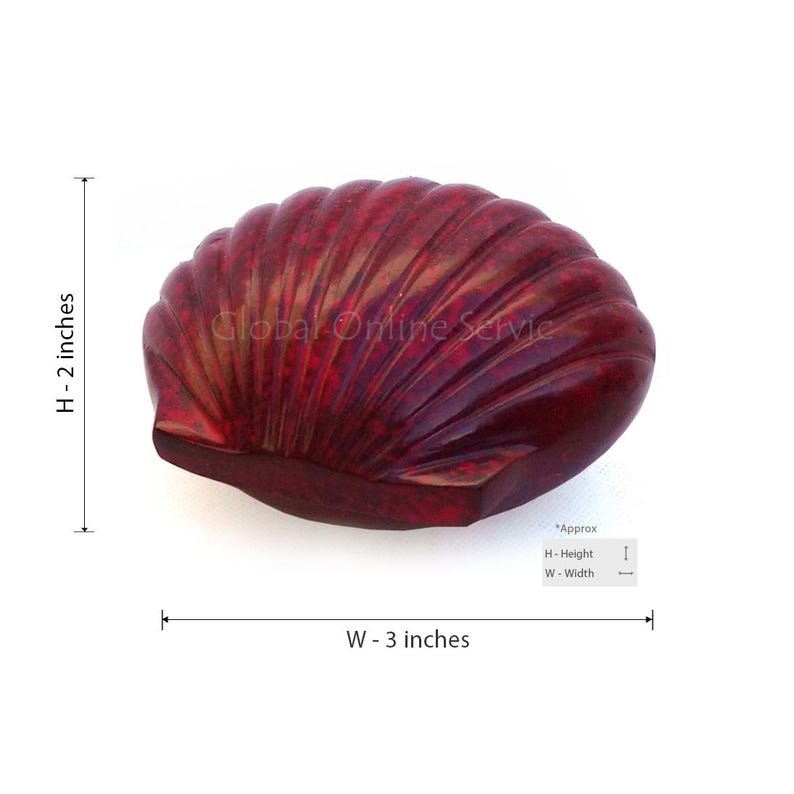 Op de afbeelding: Een donkerrood, schelpvormig decoratief object. De schelp is ongeveer 7,6 cm breed en 5,1 cm hoog. De tekst "Global Online Service" is zichtbaar op de schelp.