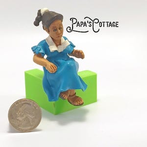1:24 scale sitting mother, mom, woman, lady with ponytail for half scale dollhouse, half inch scale