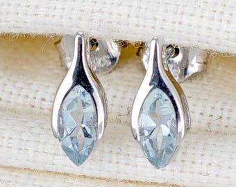 Orecchini a lobo minimalisti a marquise in oro bianco 9 carati con acquamarina.