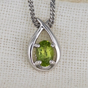 Collier péridot, pendentif torsadé vert poire de 0,5 ct, argent sterling, chaîne de 46 cm, pierre de naissance du mois d'août