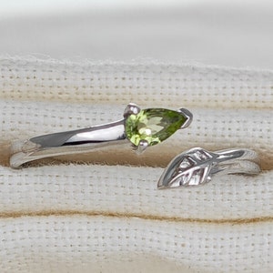 Bague en argent sterling avec péridot : motif feuille réglable, pierre de naissance du mois d'août