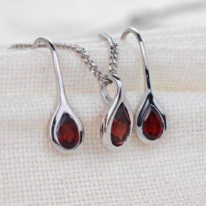 Set di orecchini e collana in granato da 0,9 ct, pendente a forma di pera in argento sterling immagine 5