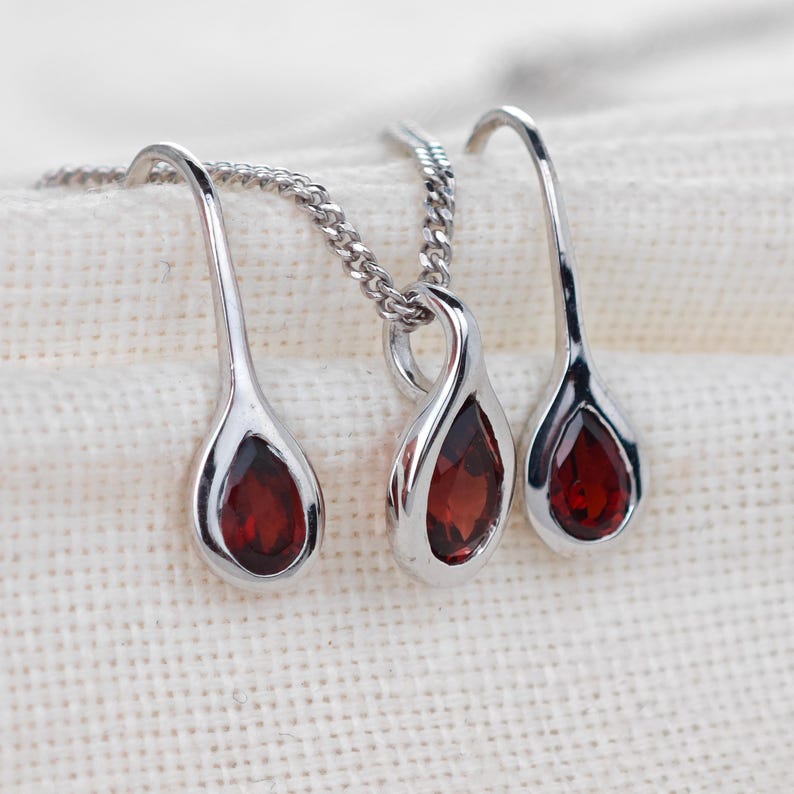 Set di orecchini e collana in granato da 0,9 ct, pendente a forma di pera in argento sterling immagine 5