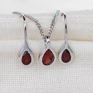 Set di orecchini e collana in granato da 0,9 ct, pendente a forma di pera in argento sterling immagine 4