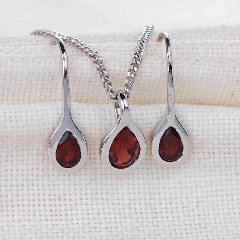 Set di orecchini e collana in granato da 0,9 ct, pendente a forma di pera in argento sterling immagine 4